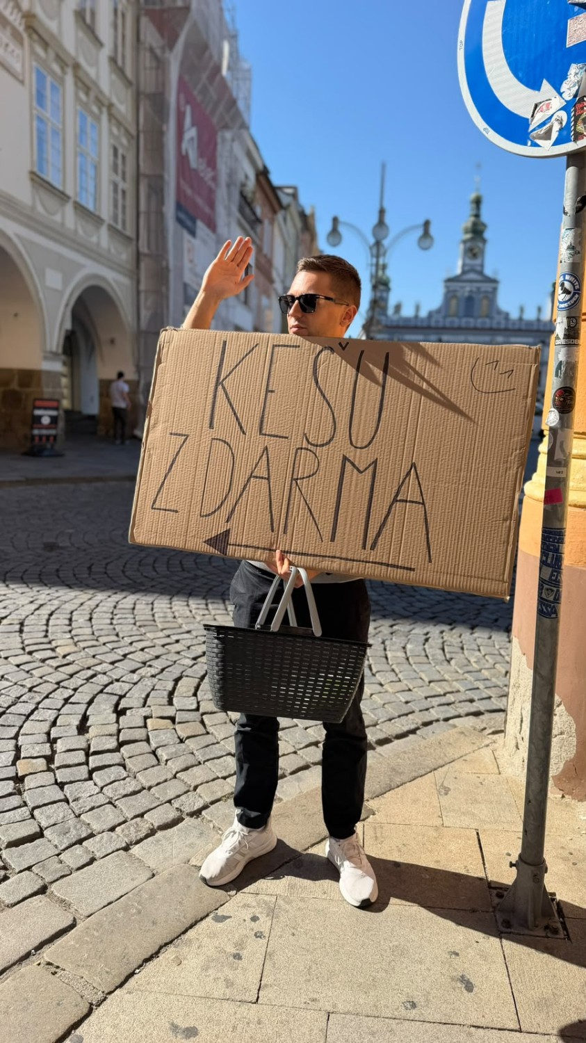Živý billboard na rohu náměstí v Českých Budějovicích, oslava 30 let Ochutnej Ořech